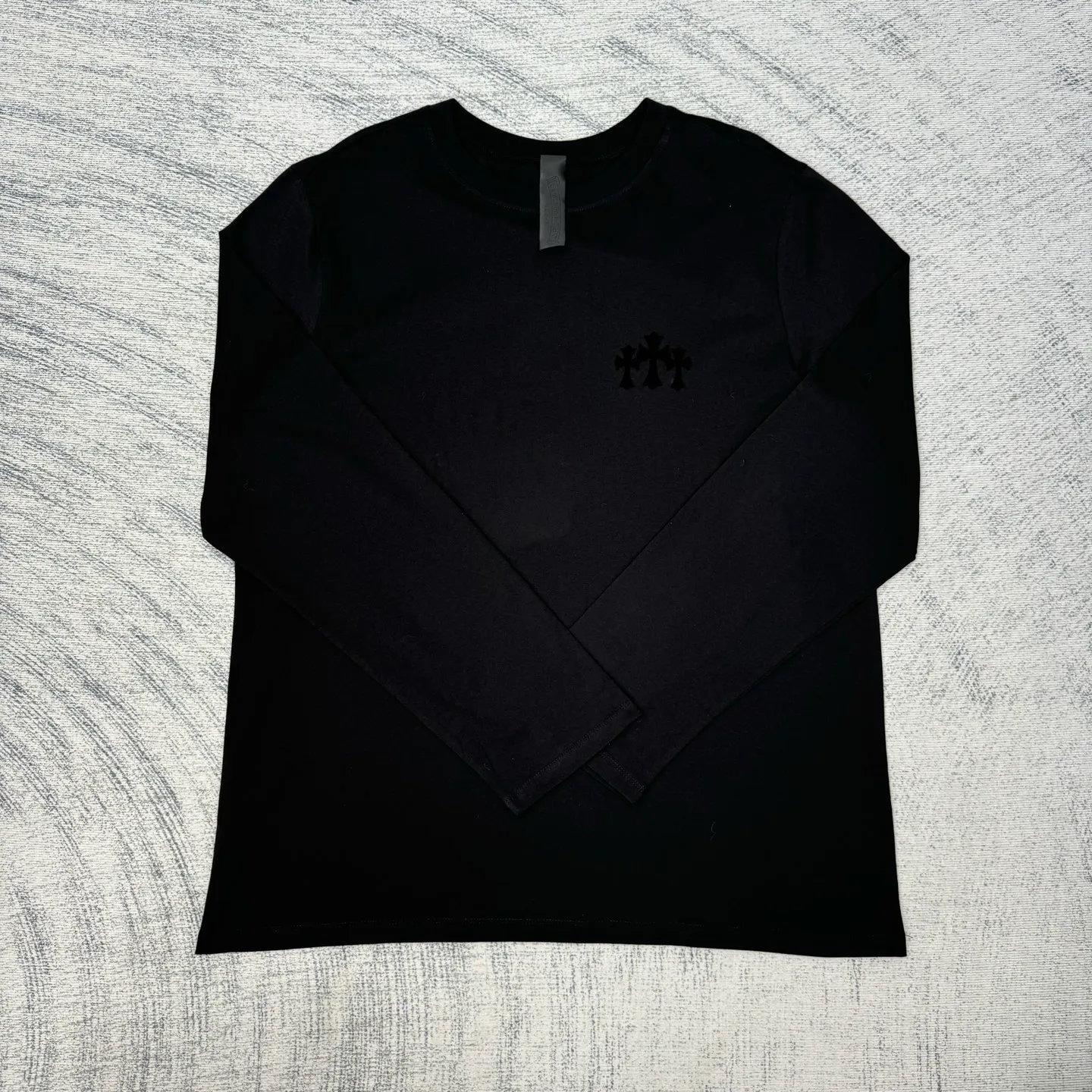 P300 Chrome Hearts/Chrome Hearts CH Black flocked cross round neck long sleeves Size: S/M/L/XL Custom-woven and dyed 40-yarn fabric with a scratchy surface pattern. The ready-made garments are made of YB consistent electrostatic flocking technology. It is not an ordinary lettering mold technology. The colors are also different at different angles. Brand new collar label (not the previous leather label) and washed label.